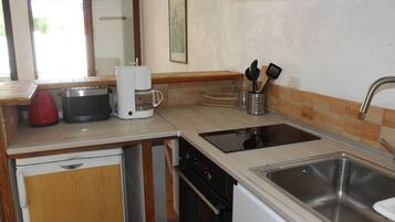 Fridge, oven, cookware/dishes/utensils