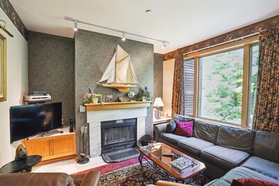 One-bedroom condo with pool, hot tub, weekend winter shuttle, and EV charger