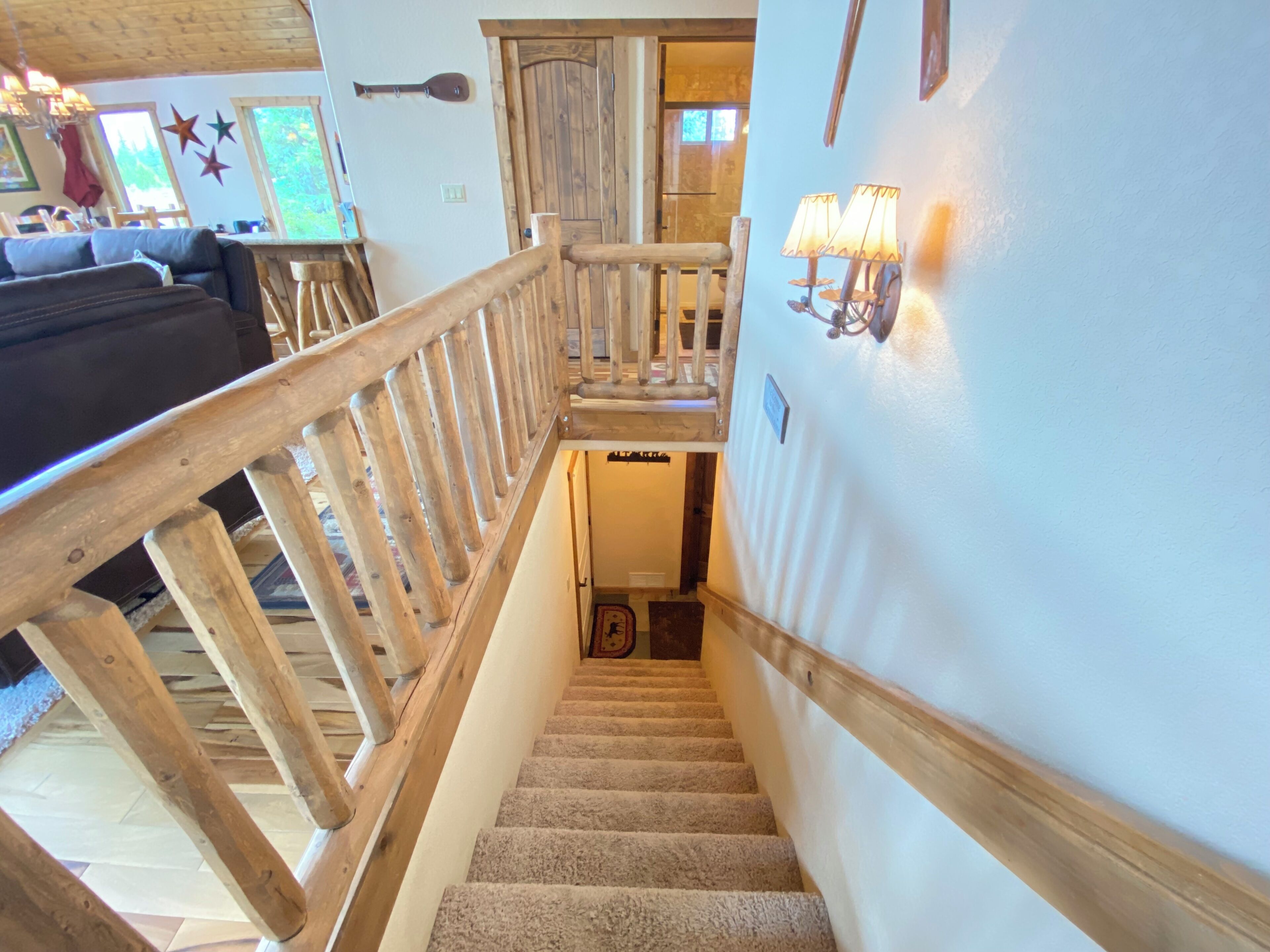 Un escalier en bois, doté d’une rampe, mène à un palier.