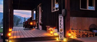 Bison Range 15 minutes away! Cozy Cabin w/Beautiful Creek & Mtn Views! 