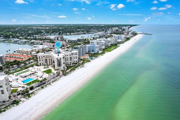 On the beach - Beachfront delight in the Moorings! (Naples)