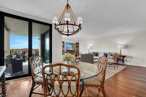 Dining - Beachfront delight in the Moorings! (Naples)