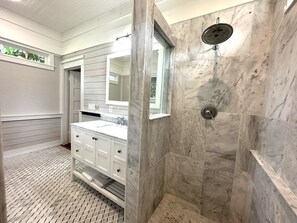 Bathtub, hair dryer, towels - Renovated 1920 Craftman - Historic DT 2 Blocks – Vilano Beach only 3Mi & St Aug Beach 5Mi (Saint Augustine)