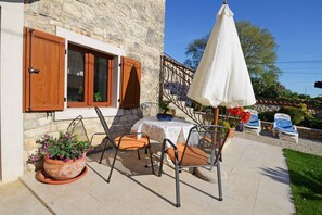 Outdoor dining - Holiday apartment mit Klimaanlage und Terrasse (Baderna)