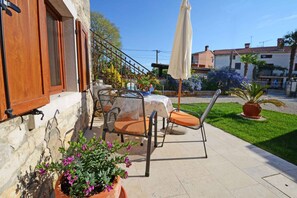 Outdoor dining - Holiday apartment mit Klimaanlage und Terrasse (Baderna)