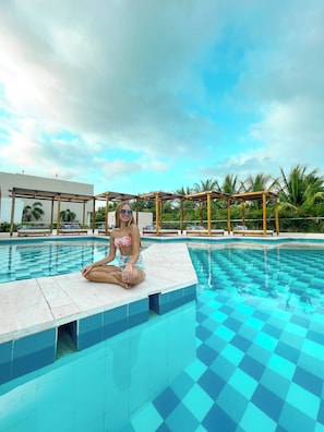Una piscina al aire libre