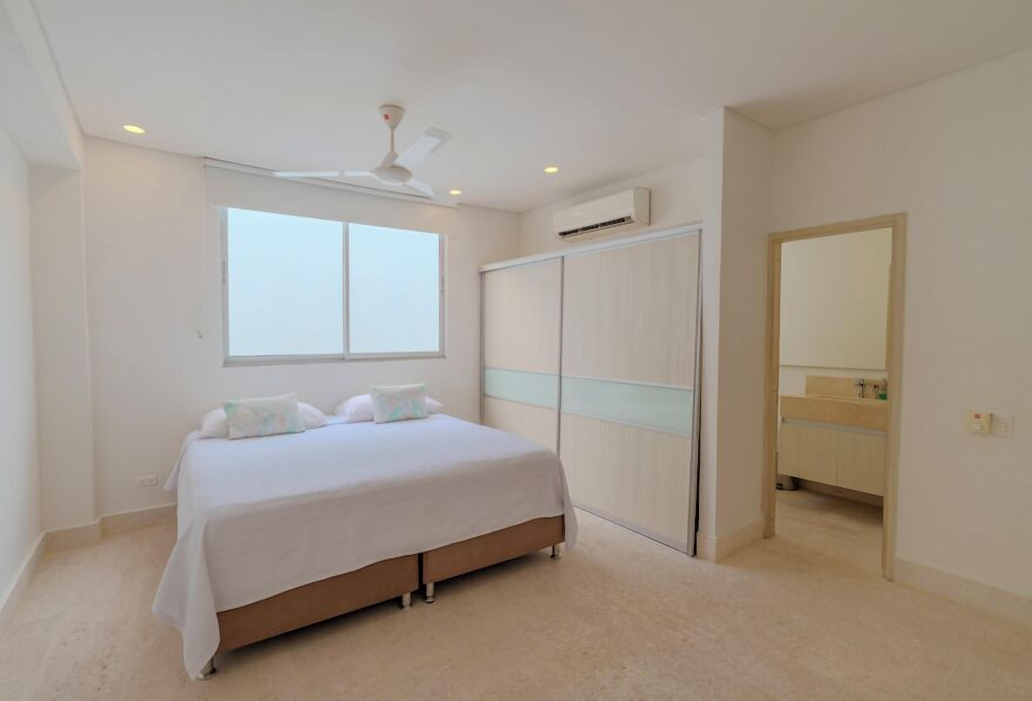 Premium-sengetøj, senge med madrasser af memory foam, skrivebord