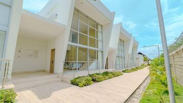 Vista frontal de la propiedad