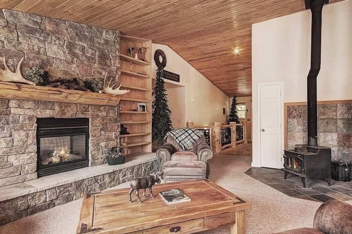 4000sqft Lux W Pool/Spa, Sauna, Zipline & Tubing Hill!