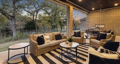 Luxury Family Estate near Dallas w/ games & outdoor living, sleeps 22