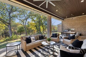 Outdoor dining - Luxe Estate near DFW | Chef’s Kitchen • Fireplace (Flower Mound)