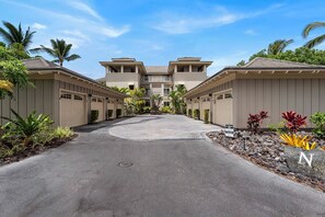 Exterior - 🏖️Golf View Villa | Concierge, Pools, Walk to Beach, Shops & Restaurants (Waikoloa)