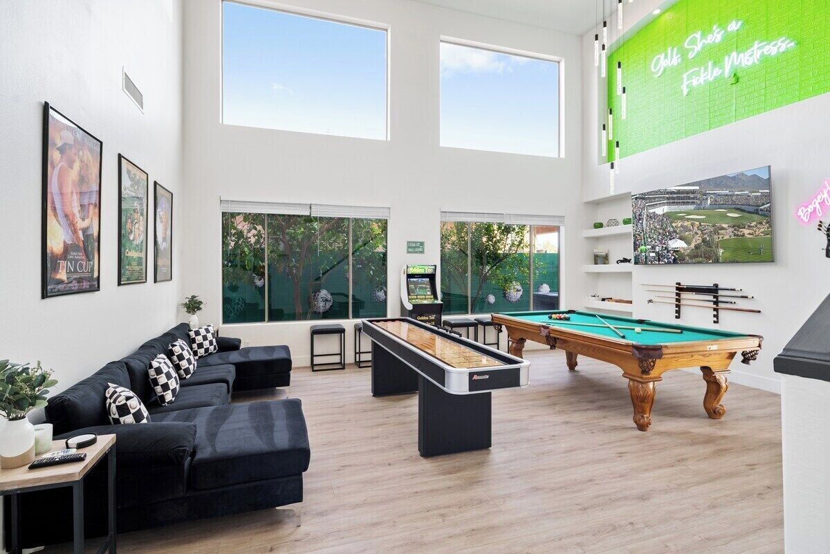 This house is a 6 bedroom(s), 4 bathrooms, located in Cave Creek, AZ.
