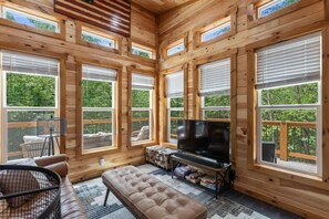 TV - Luxury Couples Cabin in the Heart of RRG! (Campton)