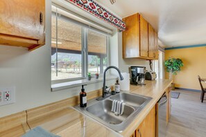 Réfrigérateur, micro-ondes, plaque de cuisson, lave-vaisselle