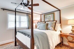 2 bedrooms, desk, iron/ironing board, WiFi