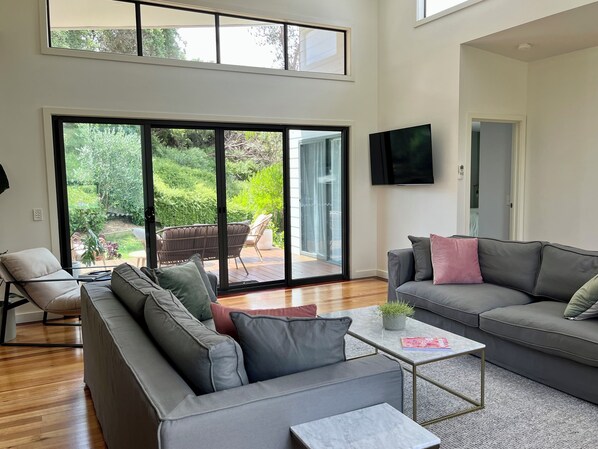 Smart TV, fireplace
