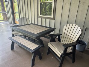 Outdoor dining - 🚘Central Location 👙Hot tub 🌄Great Views🛌Linens🔥Firepit🍳Stocked Kitchen (Pigeon Forge)