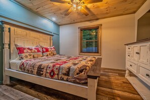 3 bedrooms, iron/ironing board, free WiFi, bed sheets - 🚘Central Location 👙Hot tub 🌄Great Views🛌Linens🔥Firepit🍳Stocked Kitchen (Pigeon Forge)