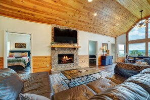 Älytelevisio, takka, pöytäjalkapallopöytä, pöytätennispöytä