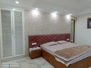 3 habitaciones, tabla de planchar con plancha, wifi y ropa de cama 