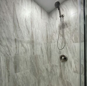 Regadera, toallas, papel de baño 