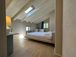 1 bedroom, desk, WiFi, bed sheets
