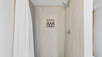 Douche, serviettes fournies, savon, shampoing