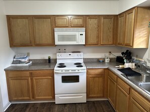 Kjøleskap, ovn og kokeplater