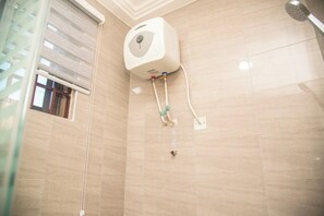 Bidet, serviettes fournies, savon, papier toilette