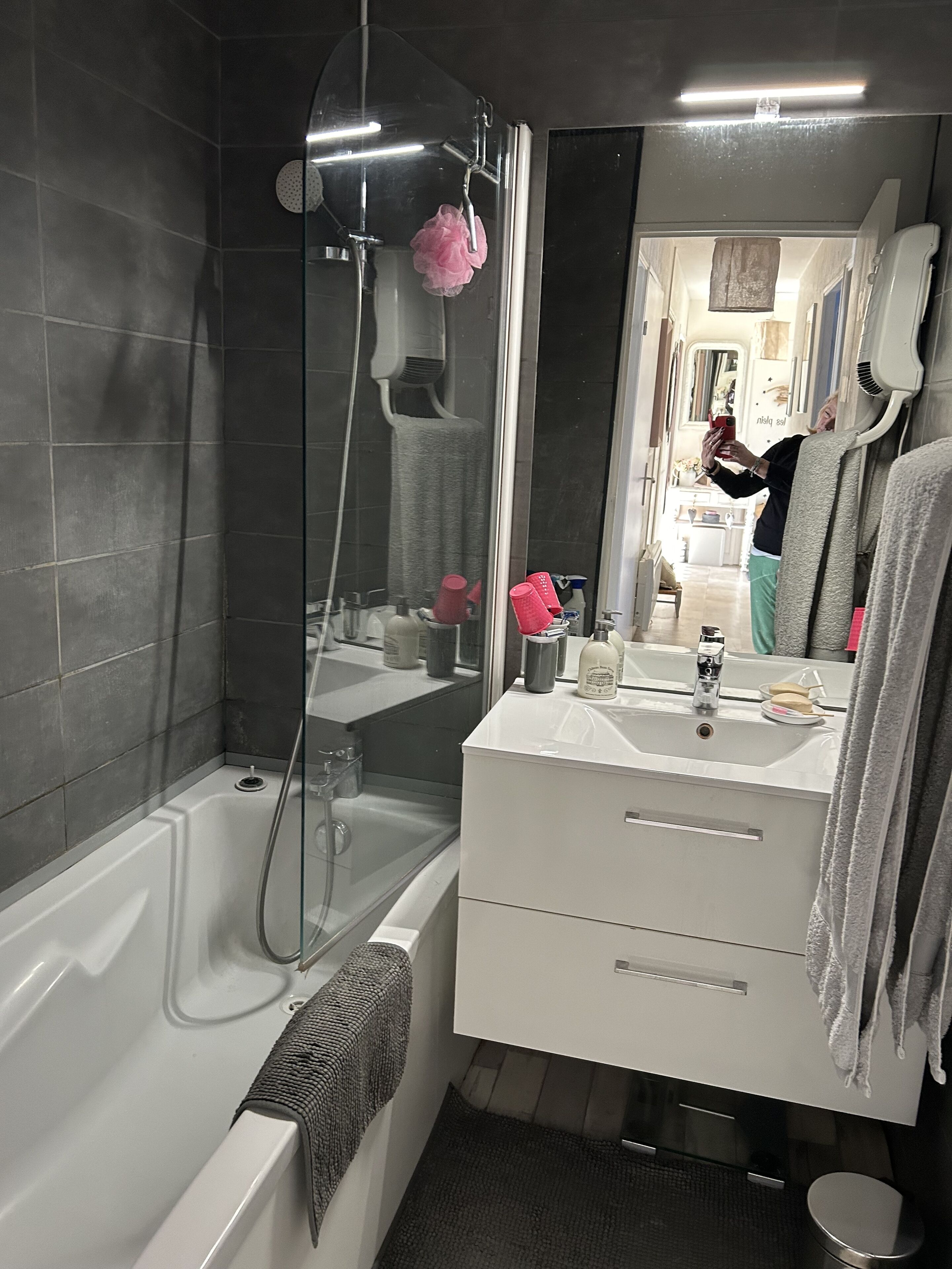 Een haardroger, handdoeken, zeep, shampoo