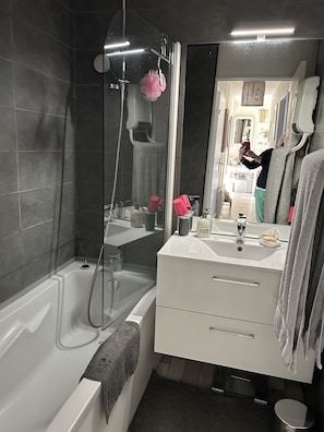 Een haardroger, handdoeken, zeep, shampoo