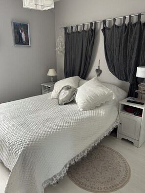 2 chambres, fer et planche à repasser, lit de bébé portatif