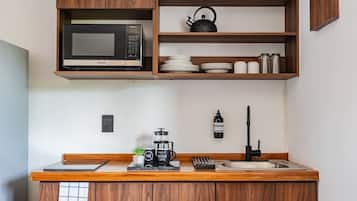 Geladeira, micro-ondas, cooktop, cafeteira/chaleira