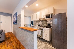 Refrigerador, microondas, horno y parrilla de estufa 