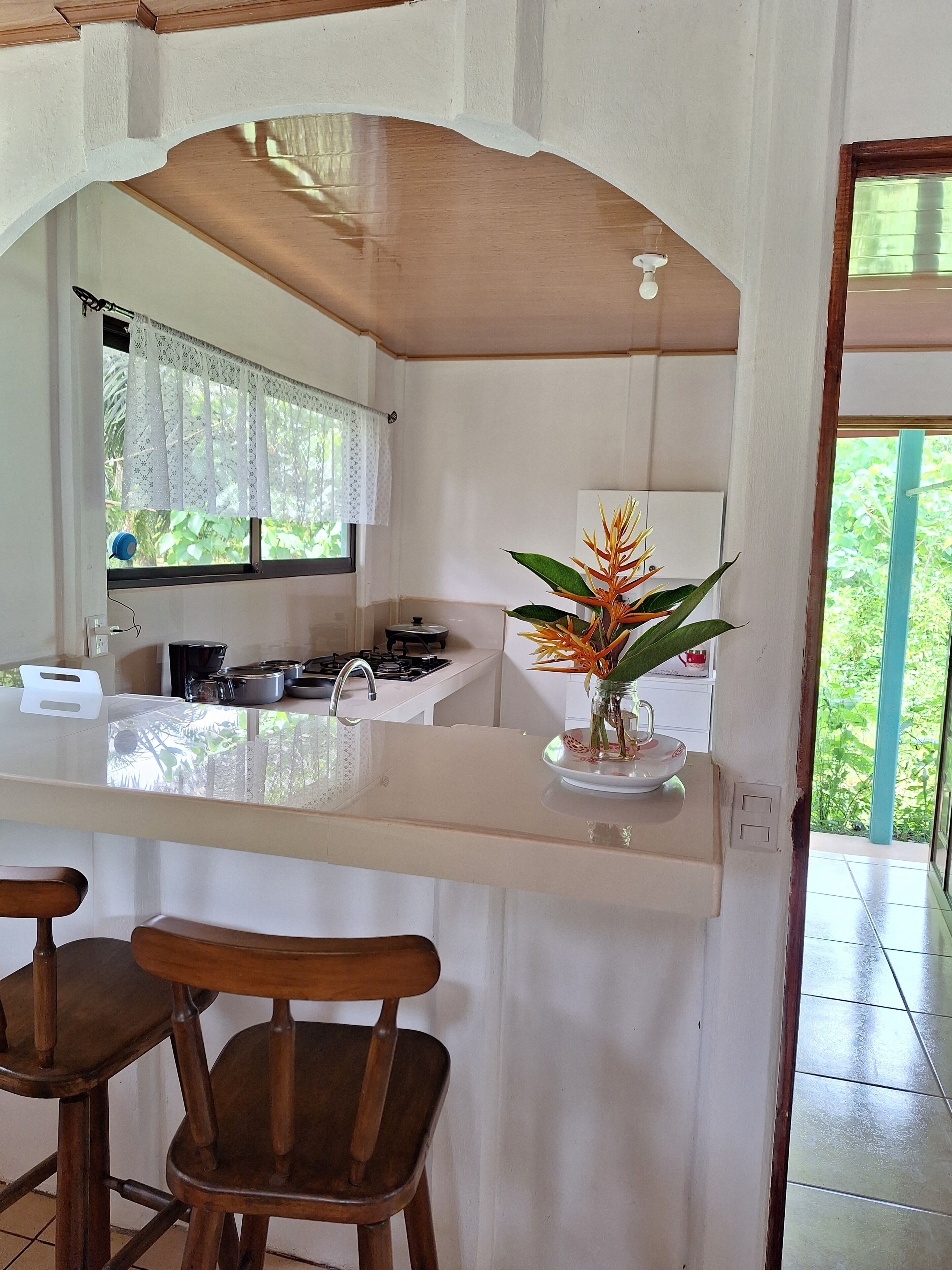 Cafetera o tetera, utensilios de cocina y mesa de comedor