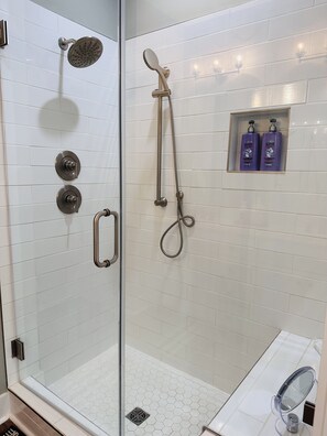 Hiustenkuivaaja, pyyhkeet, saippua, sampoo