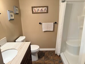 Dusche, Handtücher, Toilettenpapier
