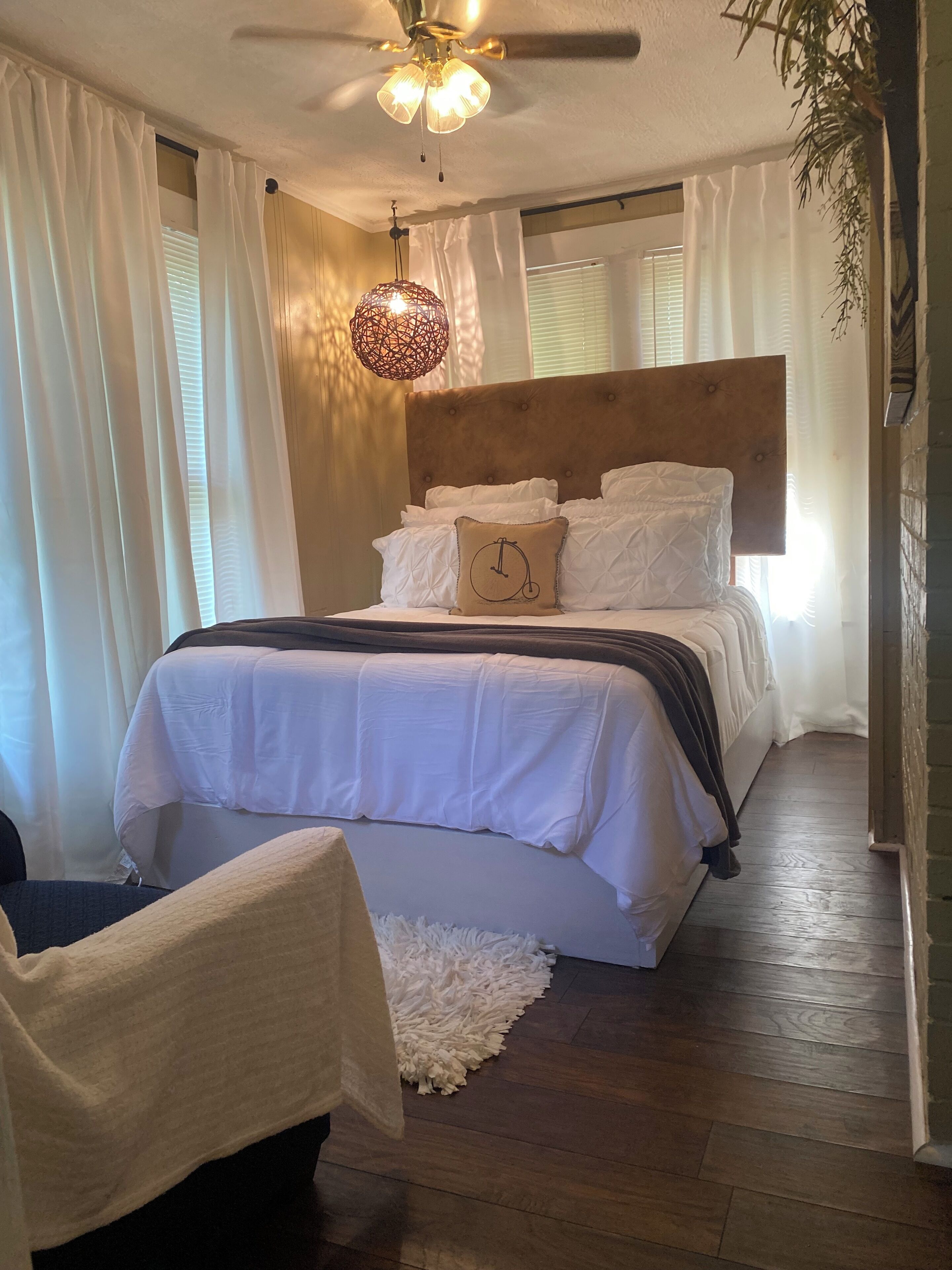 3 habitaciones, escritorio y tabla de planchar con plancha 