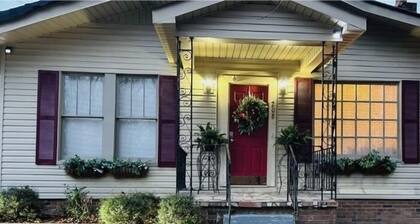 Cozy Cottage in the country, Pet Friendly. 2.8 mil from Tupelo Furniture Market