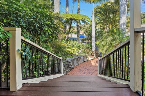 Beach 2 mins, 15+ guests, Pet and Children, Pools