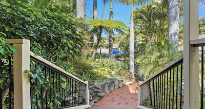 Beach 2 mins, 15+ guests, Pet and Children, Pools