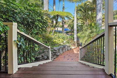 Beach 2 mins, 15+ guests, Pet and Children, Pools