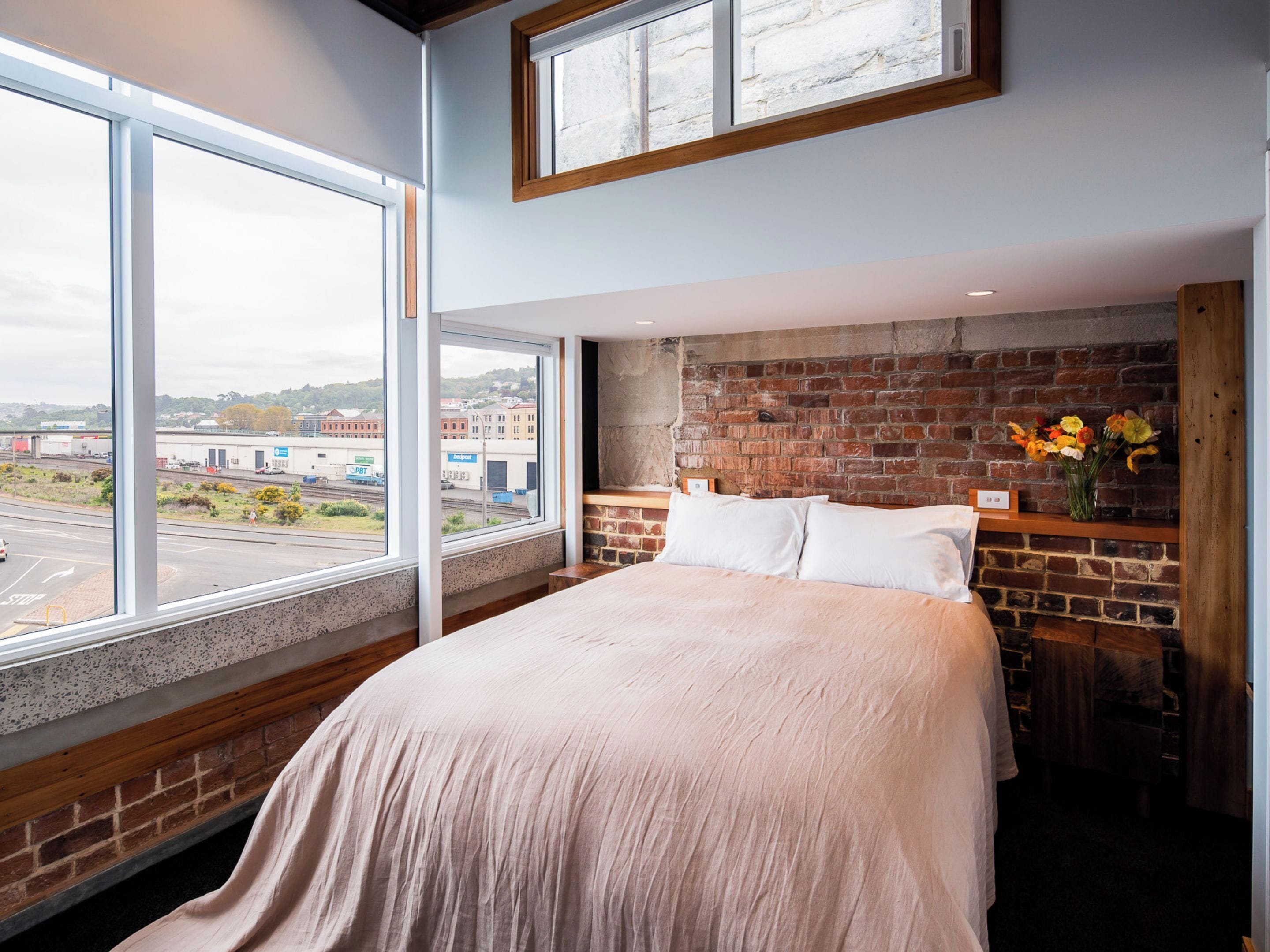 Desk, soundproofing, free cots/infant beds, free WiFi