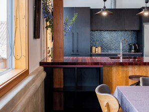 Großer Kühlschrank, Mikrowelle, Ofen, Herdplatte