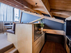 Full-sized fridge, microwave, oven, stovetop