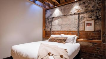 1 habitación, escritorio, sistema de insonorización y cunas gratuitas