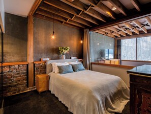 Desk, soundproofing, free cots/infant beds, free WiFi