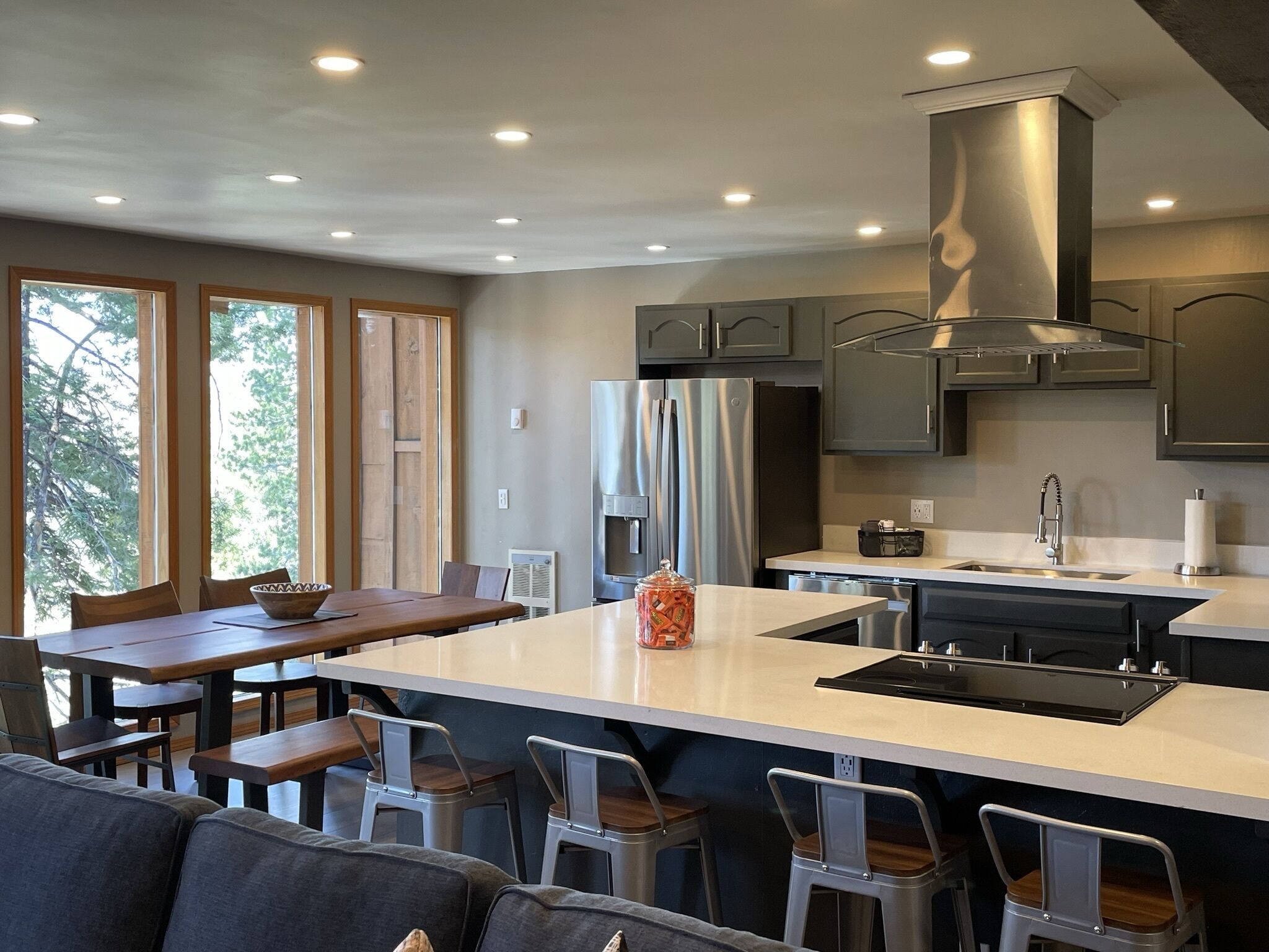 Ski In Out,  With Beautiful Views, Wall of Glass, ski to Canyon or Eagle Lodge,