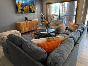 Smart TV, fireplace
